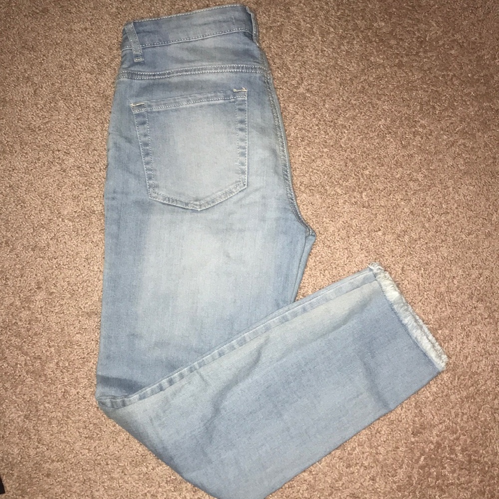 Light wash women’s cropped jeans